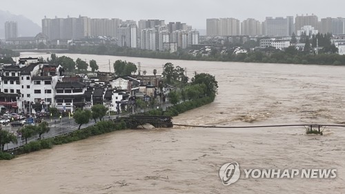 중국 안후이 홍수에 명나라 때 다리 사라졌다