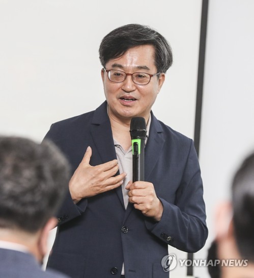 야당 대권주자설 김동연 전 부총리, 출마 질의에 끝내 '침묵'