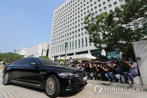 '취임 1년' 윤석열, 두문불출 속 리더십 흔들…대망론만 쑥쑥