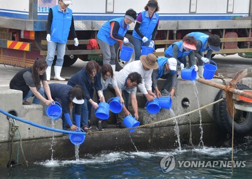 제주도, '효자' 어종 참조기 치어 2만5천마리 방류