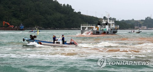 부산 바다 붉게 변한 이유는…육지서 흘러든 오염물질 때문