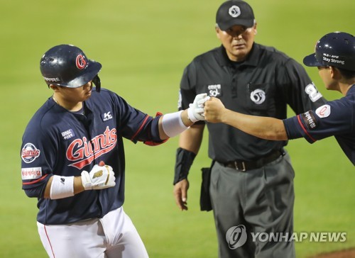 '한동희 홈런 펑펑' 롯데, 한화 꺾고 2연승