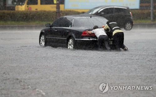 하늘 뚫린 부산 시간당 50㎜…도로 침수·통제에 출근길 혼란(종합)