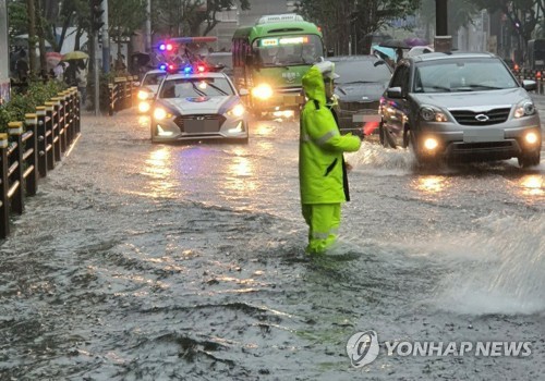 비구름대 길목 부산 7시간 동안 물 폭탄…무너지고 잠기고(종합2보)