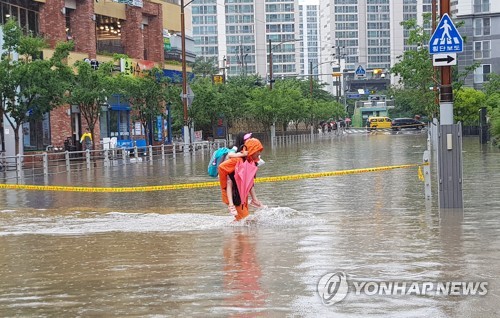 비구름대 길목 부산 7시간 동안 물 폭탄…무너지고 잠기고(종합2보)