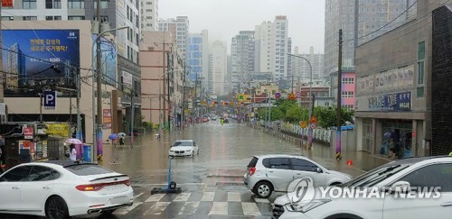 비구름대 길목 부산 7시간 동안 물 폭탄…무너지고 잠기고(종합2보)