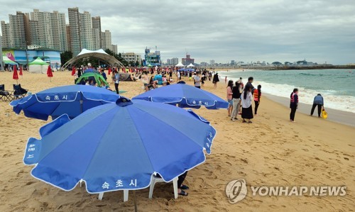 개장 후 첫 주말 동해안 해수욕장 대체로 한산