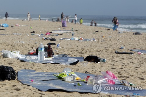 방역 걱정되는 해수욕장…어둠 내리자 곳곳에서 '음주'