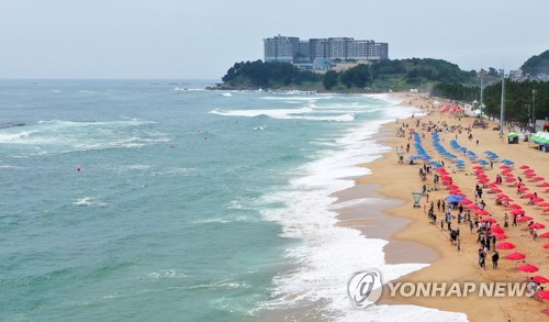 '파도가 야속해'…강원 동해안 해수욕장 곳곳 입수 통제