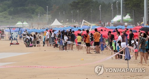 '파도가 야속해'…강원 동해안 해수욕장 곳곳 입수 통제