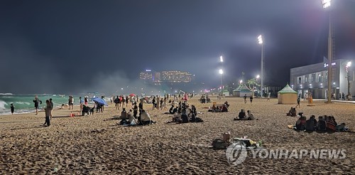 동해안 8개 해수욕장 집합제한 행정명령…"야간에 치맥 못먹어"