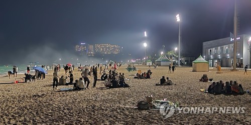 방역 걱정되는 해수욕장…어둠 내리자 곳곳에서 '음주'