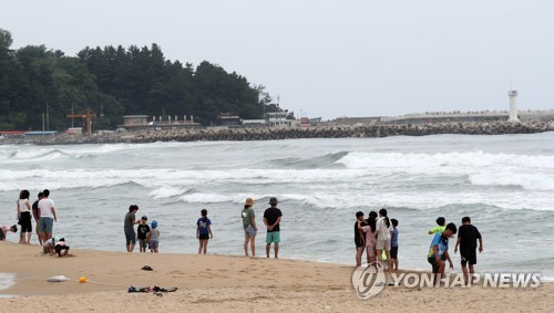 흐리고 비 내리는 휴일 해수욕장·관광지 한산…카페서 여유