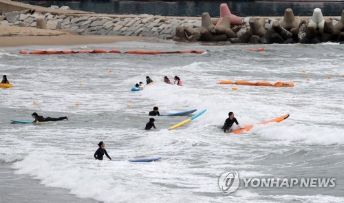 '파도가 야속해'…강원 동해안 해수욕장 곳곳 입수 통제