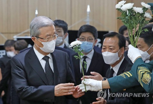 백선엽 빈소 이틀째 정치권 추모행렬…이해찬·김종인 조문(종합)