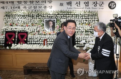 주호영, 백선엽 서울 안장 요구에 노영민 묵묵부답