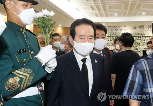 대통령 조화 이어 당정청 조문…野 "백선엽 서울안장" 요구