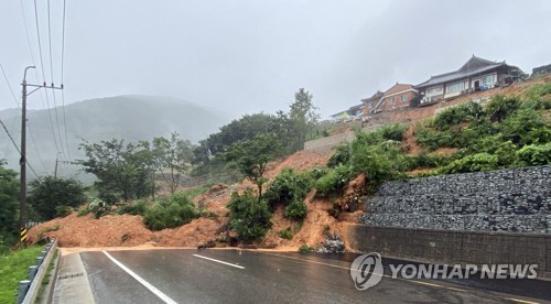 휩쓸리고 미끄러지고 잠기고…남부 '물폭탄' 3명 사망