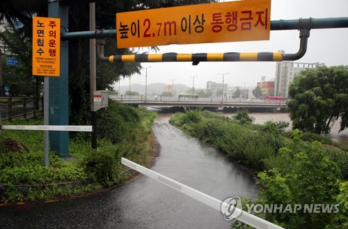 잠기고 무너지고 부러지고…200㎜ 물폭탄에 인명·재산피해 속출