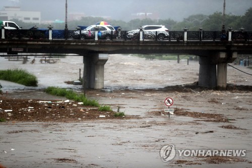 전북 지역 밤사이 200㎜ '물폭탄'…침수·붕괴 등 피해 속출(종합)