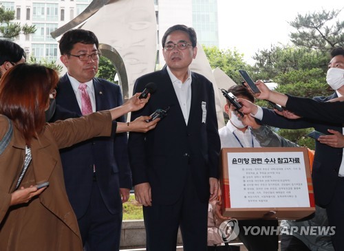 곽상도, '윤미향 수사' 서울서부지검 방문…"참고자료 제공"