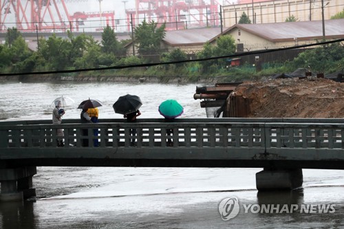 폭우에 만조 겹쳐 부산 동천 또 범람…주민 50여명 긴급대피