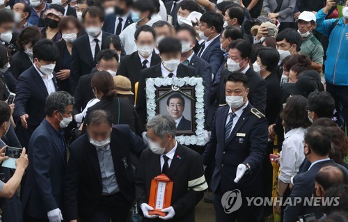 박원순 시장 '낮은 봉분' 확인…일부 마을 주민 참배