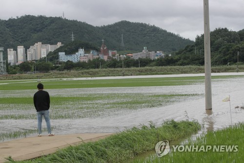 [날씨] 월요일 전국 흐리고 비…서울 등 중부지방에 강한 폭우