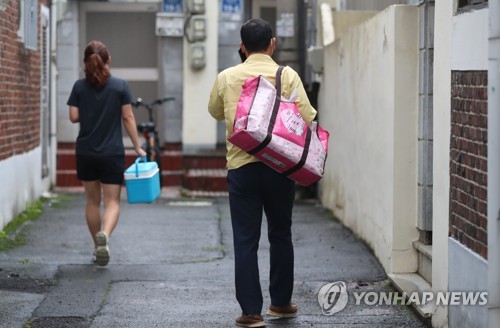 자가격리자 '가가호호' 방문 검체 채취…비·땀·눈물