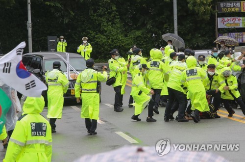 '백선엽 안장' 대전현충원서 찬반 대립…운구차 진입 방해 시도(종합)