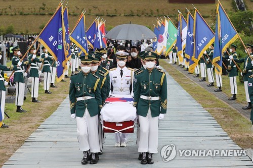 백선엽 장군 대전현충원 안장…전투복 수의 입고 영면