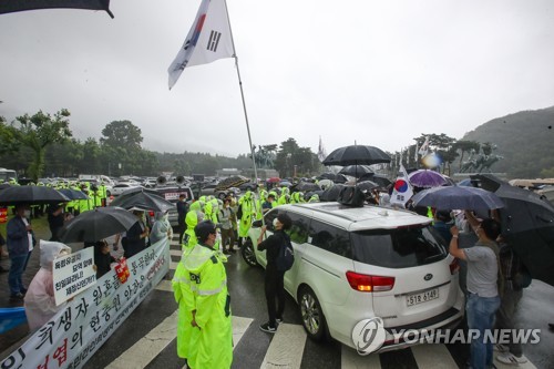 '백선엽 안장' 대전현충원서 찬반 대립…운구차 진입 방해 시도(종합)