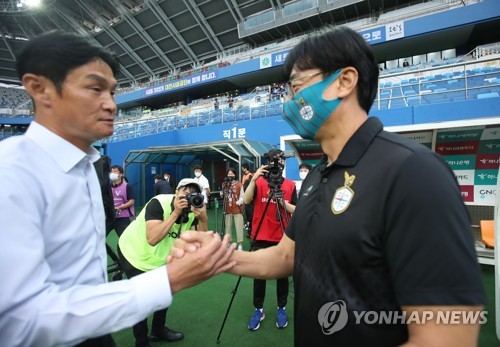 인사는 반갑게, 승부는 차갑게…황새와 독수리, 이번에도 대접전