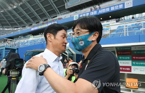 인사는 반갑게, 승부는 차갑게…황새와 독수리, 이번에도 대접전