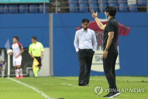 인사는 반갑게, 승부는 차갑게…황새와 독수리, 이번에도 대접전