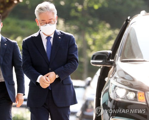 '운명의 날' 출근한 이재명 "겸허하게 결과 기다리겠다"