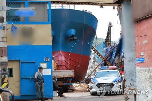 러 선박 1척에서만 44명 우르르…바다 위 떠 있는 배양접시 신세