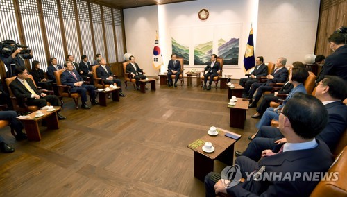 "위원장님·대표님" 文, 김종인·주호영에 깍듯예우