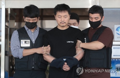 미성년자 성착취 37세 배준환, '혐의 인정하나' 묻자 고개 떨궈(종합)