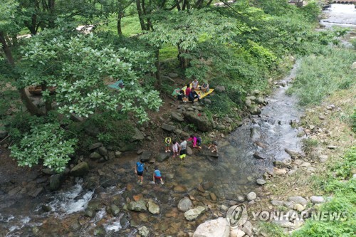 '예약은 필수·팔찌가 출입증' 코로나가 바꾼 여름해변