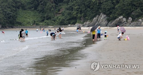 장마 속 '반짝 맑음'…해수욕장·관광지 인파 북적