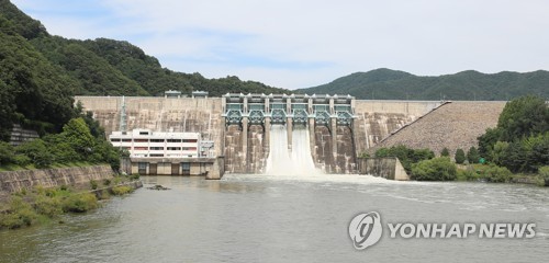 장맛비로 대청호 모처럼 '만수위'…2년 만에 수문 '활짝'