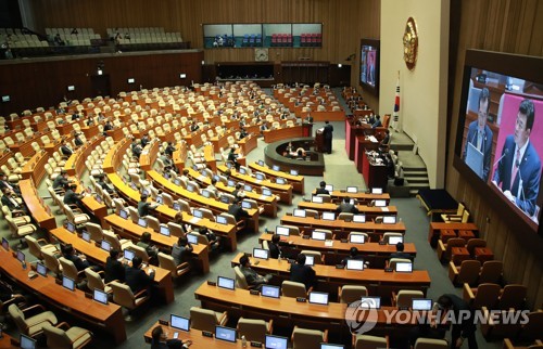 대정부질문 호통·막말 여전…김희국 "3년 내내 X볼"