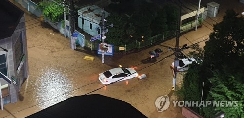 전국 '물폭탄'에 주택 14곳·도로 27곳 침수…18명 대피