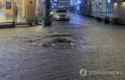 집중 호우에 만조 겹쳐 부산 피해 키워…약해진 지반도 원인(종합)