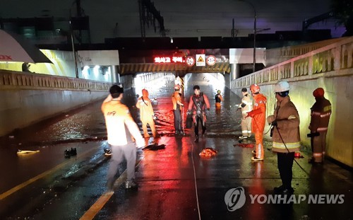 집중 호우에 만조 겹쳐 부산 피해 키워…약해진 지반도 원인(종합)