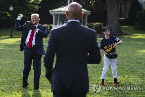 MLB 개막일에 리베라 초청한 트럼프 "8월 양키스에서 시구한다"