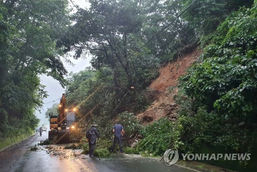 '도로 갈라지고 차량 침수되고'…광주·전남 비 피해 잇따라