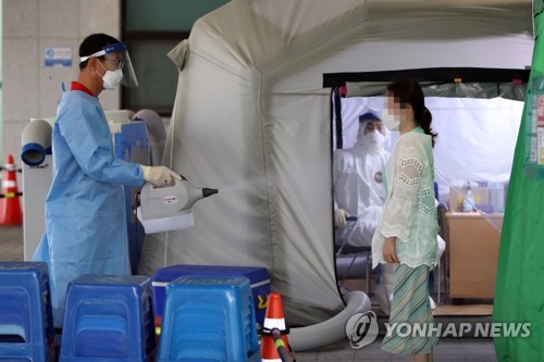 해외유입 외국인 확진자에 치료비 청구…격리위반자에 우선 적용(종합)