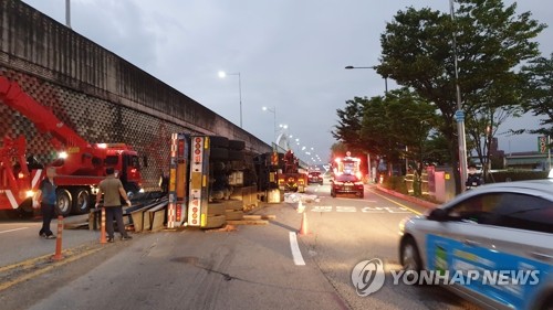 광주 상무지구 도로서 대형 트레일러 넘어져…운전자 부상